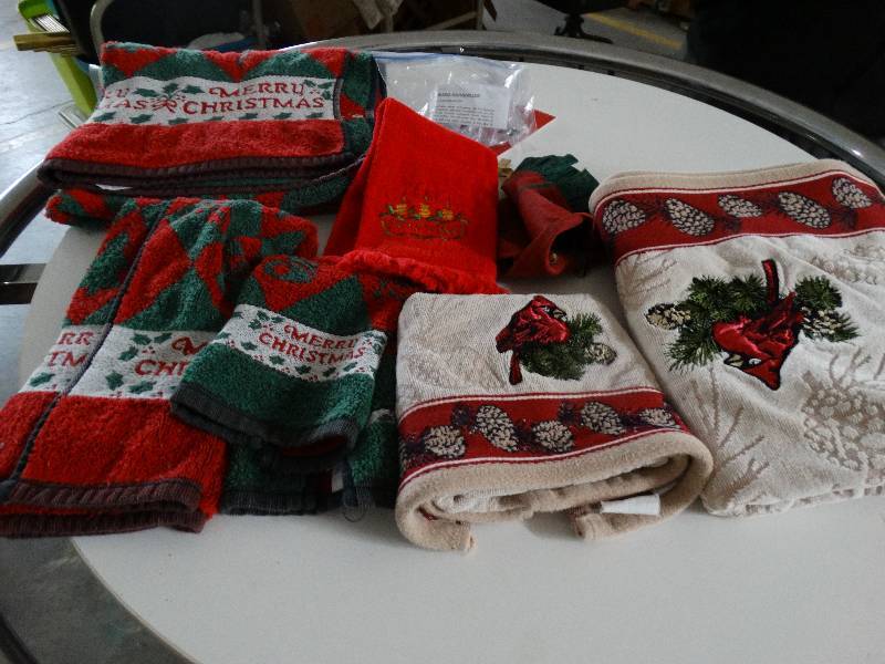 lot 754 image: Lot of christmas towels.