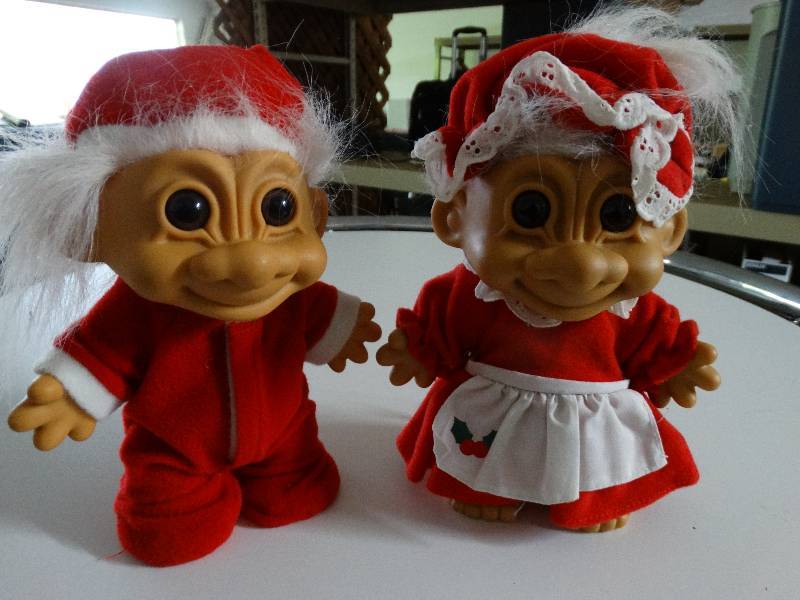 lot 758 image: Christmas trolls.