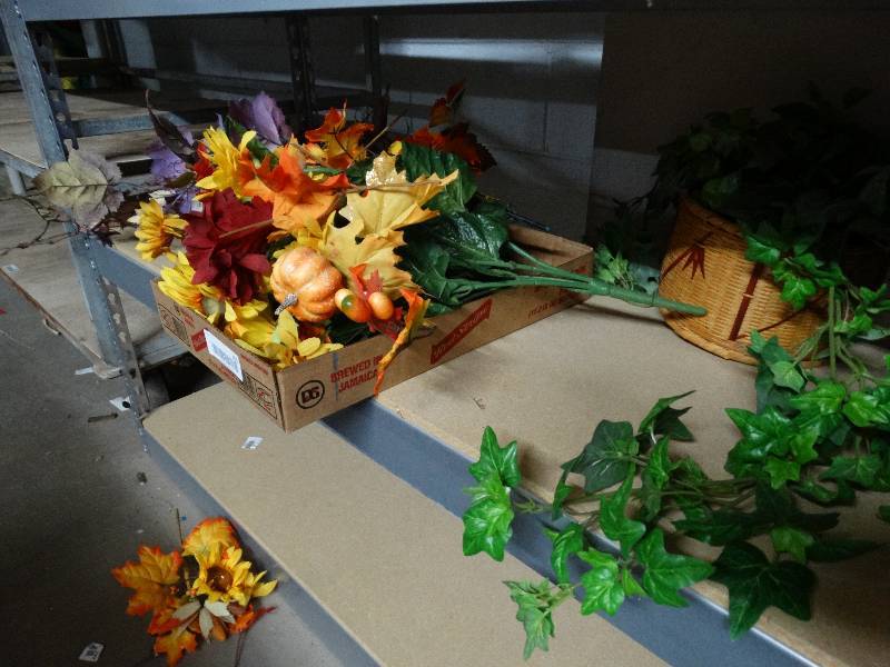 lot 763 image: Lot of faux flowers.