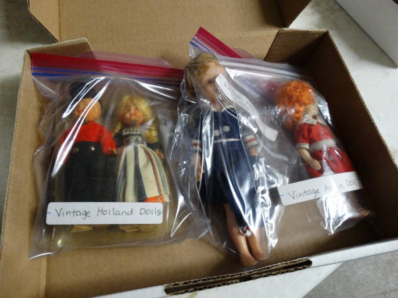 lot 769 image: 4 Vintage holland, shirley temple, anny dolls.
