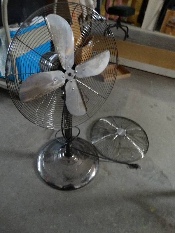 lot 786 image: Airtech metal fan.