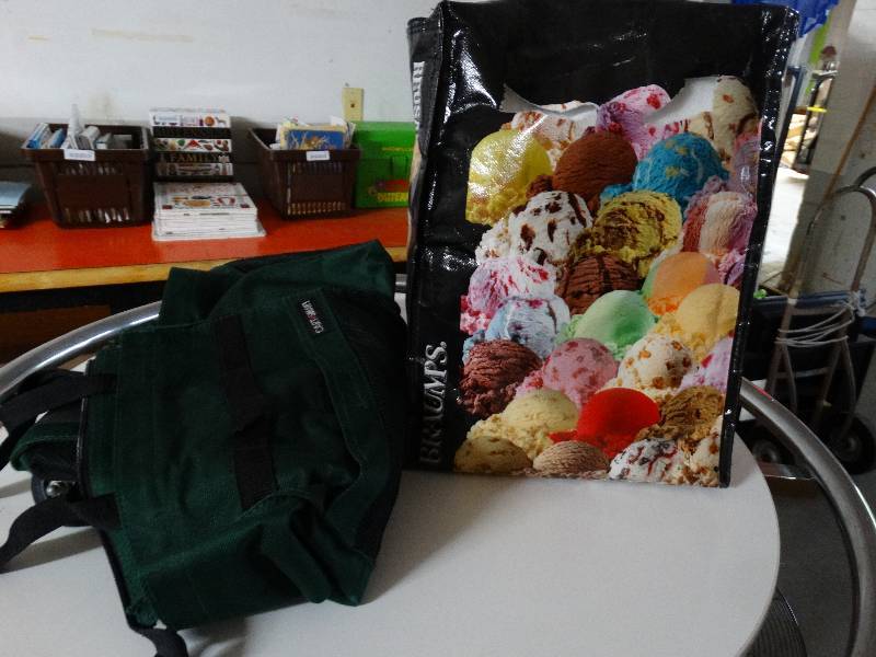 lot 800 image: 2 bags of assorted plastic cups.