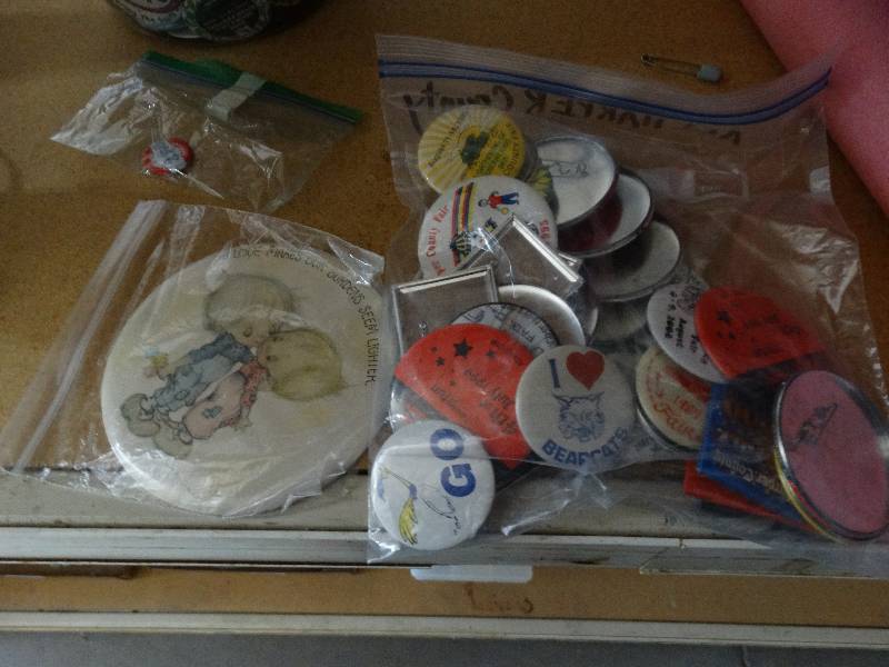 lot 803 image: Lot of various shirt pins.