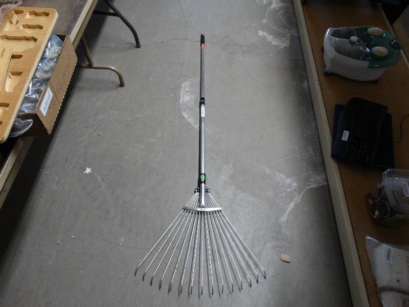 lot 808 image: Collapsible metal rake.