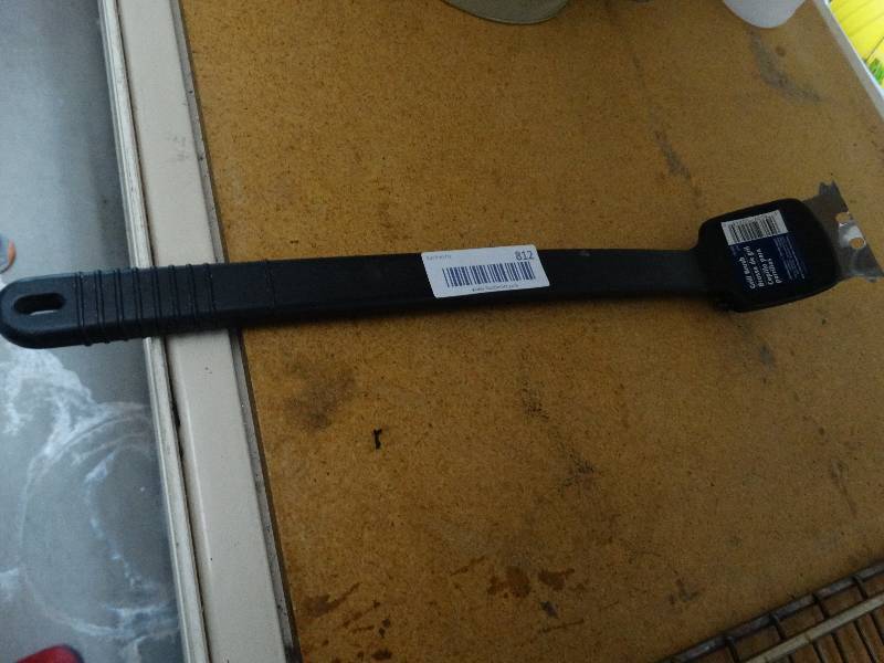 lot 812 image: 2 grill racks and grill brush.