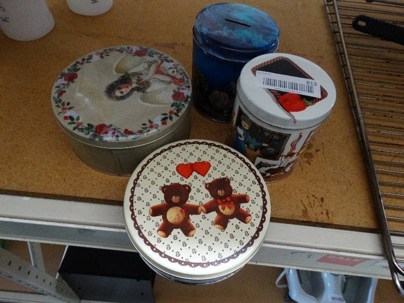 lot 813 image: Tin cans and 2 spray bottles.