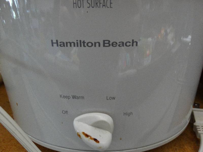 lot 815 image: Hamilton beach slow cooker.