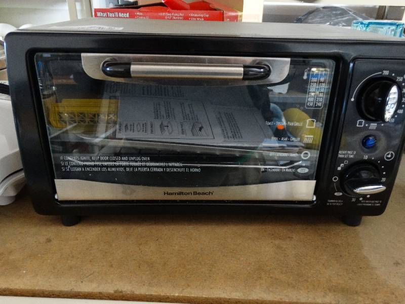 lot 817 image: Hamilton beach toaster oven.