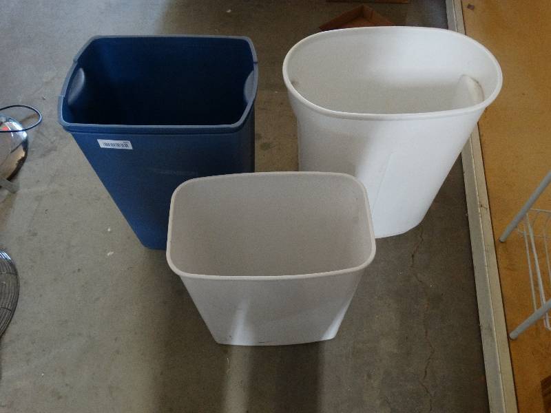 lot 821 image: 3 house trashcans.