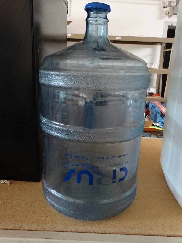 lot 822 image: 5 gallon water jug.