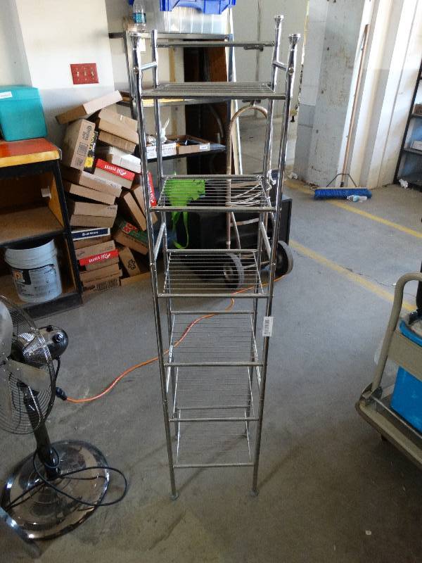 lot 833 image: Metal shelf, wall hanging shelfs and brackets.