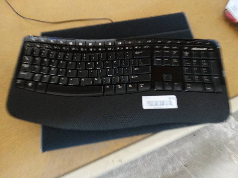 lot 843 image: Microsoft keyboard.