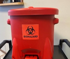 lot 2248 image: 10 Gallon Biohazard trashcan