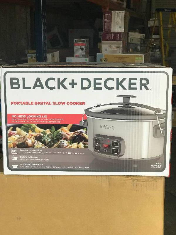 lot 2008 image: Black and Decker 7 quart slow cooker