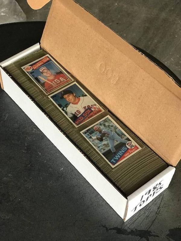lot 2013 image: 1985 Topps Baseball Card Complete Set