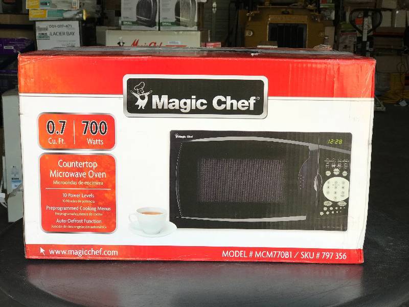 lot 2052 image: .7 Cubic foot, 700 watt Magic Chef microwave