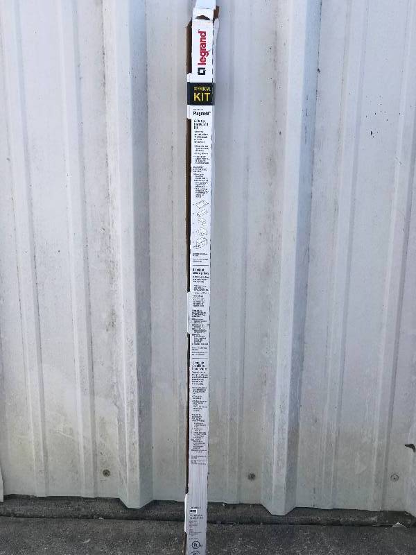 lot 2076 image: Legrand plugmold 6 outlet hardwired kit