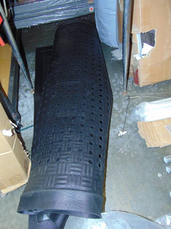 lot 7000 image: (1) Large rubber mat 4 x 10