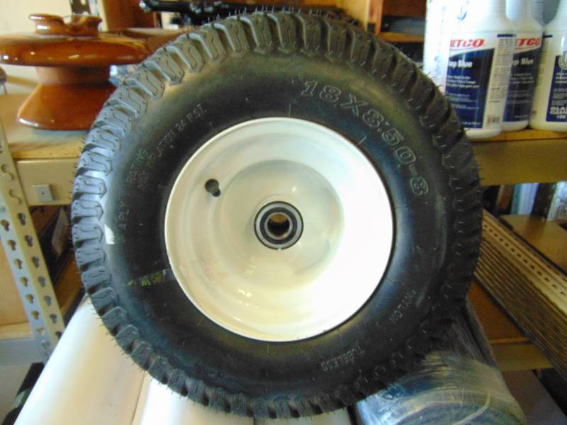 lot 7021 image: (1) 18 x 8.50-8, 24 psi, 4-ply, tubeless tire and wheel, w 1 inner diameter center hole