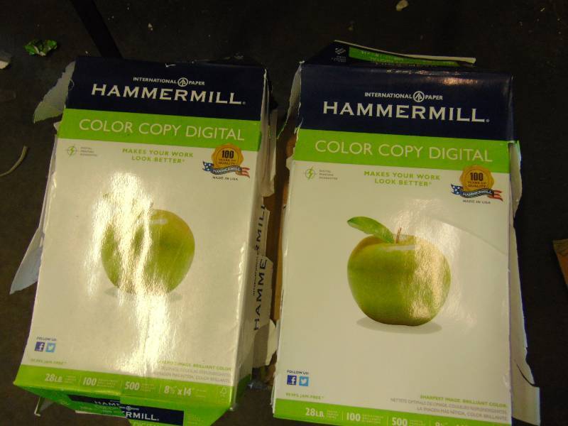 lot 7136 image: (2) reams Hammermil copy paper  28 lbs, 100 bright, 500 sheet, 8-12 x 14