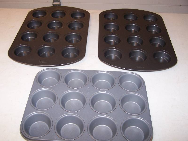 lot 3187 image: Muffin Pans