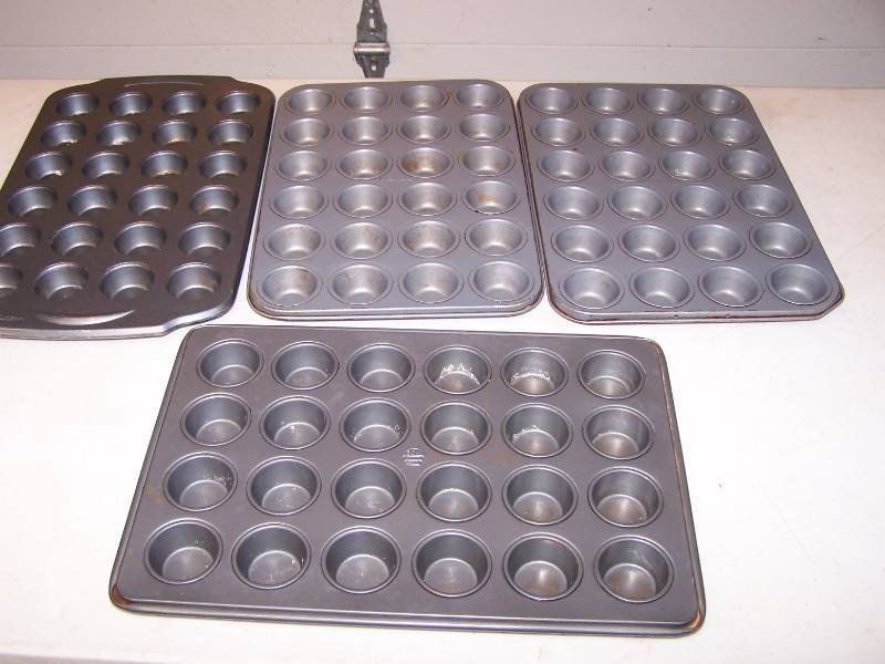 lot 3188 image: Muffin Pans