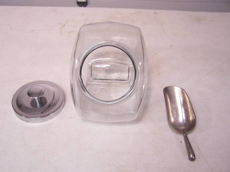lot 3189 image: Candy Dish