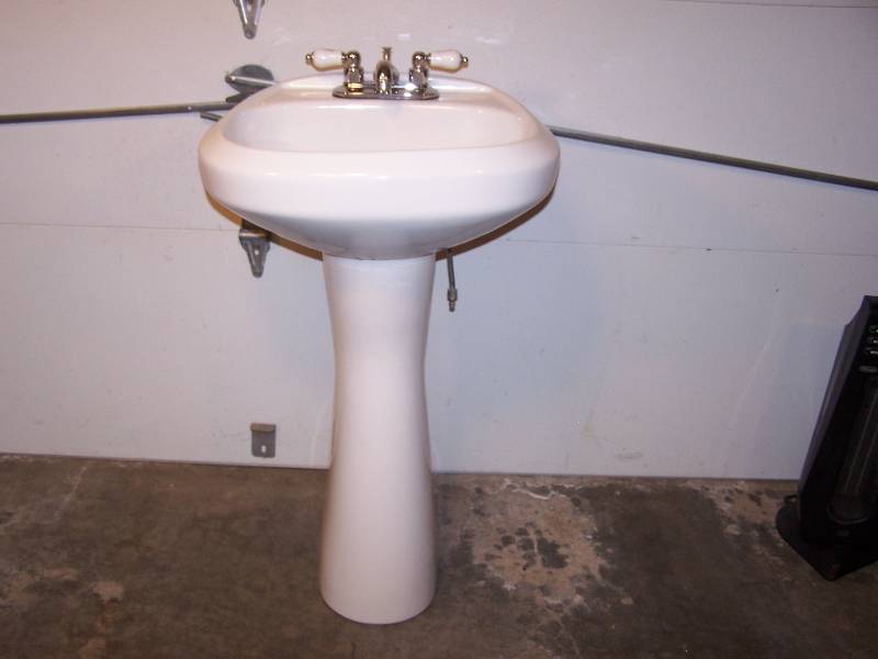 lot 3212 image: Pedestal Sink