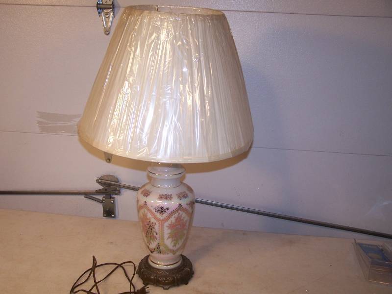lot 3229 image: Lamp