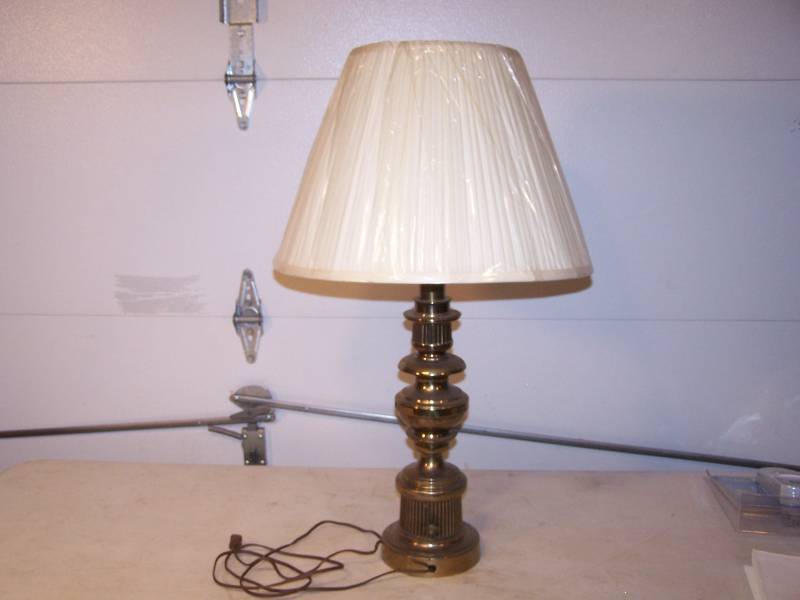 lot 3230 image: Lamp
