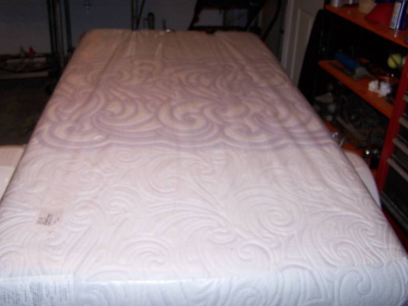 lot 3239 image: New Sealy Mattress