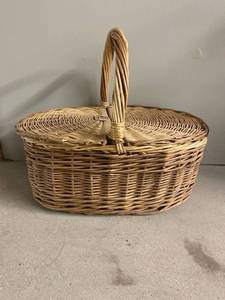 lot 1859 image: Large picnic basket
