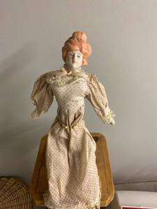 lot 1862 image: Porcelain doll-looks very old