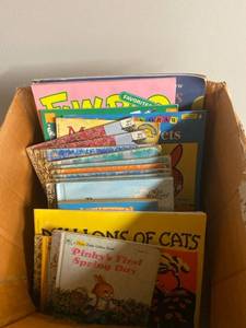 lot 1864 image: Lot of childrens books.-Vintage little golden books