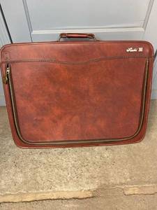 lot 1878 image: Vintage Luchi III case. Beautiful 70s Italian luggage, great shape. Gorgeous lining. Does not have a key. 22 X 15 X 5