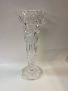 lot 1890 image: Crystal Vase