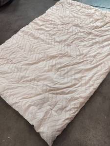 lot 1949 image: Twin Sized Beige Comforter With 1 Pillow Case