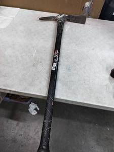 lot 7612 image: Husky 2.5lb Pick Axe