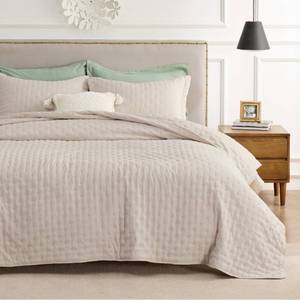 lot 7640 image: Bedsure King Size Quilt Set, Soft Ultrasonic King Quilt Bedding Set, Clover King Bedspread, Lightweight Bedding Coverlet for All Seasons (Includes 1 Natural Quilt, 2 Pillow Shams)