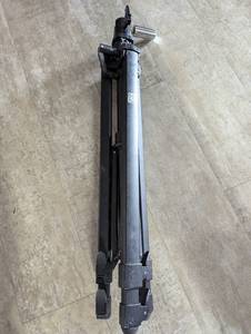 lot 8058 image: Pivot Point Salon Tripod
