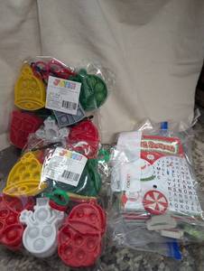 lot 8023 image: Christmas treats for gift bags