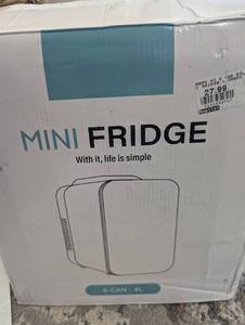 lot 8024 image: 6 can mini fridge