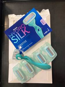 lot 2305 image: Schick hydro silk expert care sensitive- lost mail subscription razors