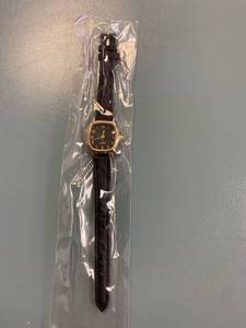 lot 2334 image: Black and gold fashion watch