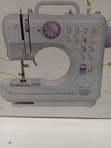 lot 44422 image: MINI MULTIFUNCTONALHOUSEHOLD SEWING MACHINE