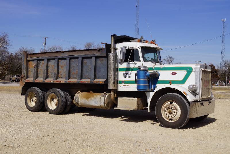 lot 1100 image: PETERBILT DUMP TRUCK - 1981 - Runs, Drives, Dumps - SEE VIDEOS - Clear Title