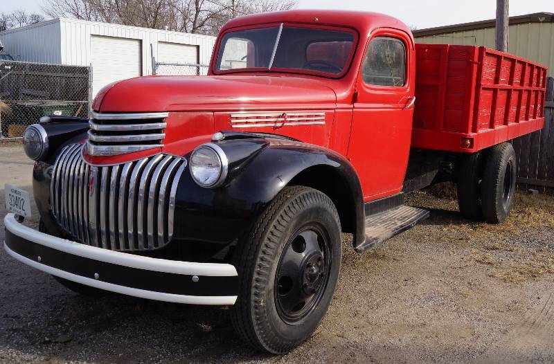 lot 1101 image: 1946 Chevy Antique Grain Truck - What a Great Looking Truck  Use This Truck to Advertise Your Business 