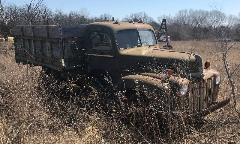 lot 1102 image: 1946 Ford 1-Ton FLATHEAD V8 Grain Truck - Super Cool Yard Art or a Summer Project