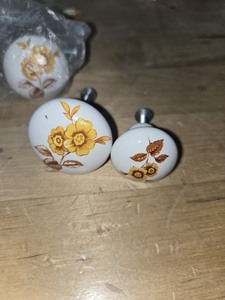 lot 6270104 image: Vintage Floral Set of Drawer Nobs for Dresser or Cabinet