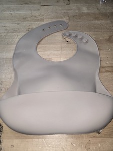 lot 6270113 image: Simple Modern Silicon Bib Toddler food bib